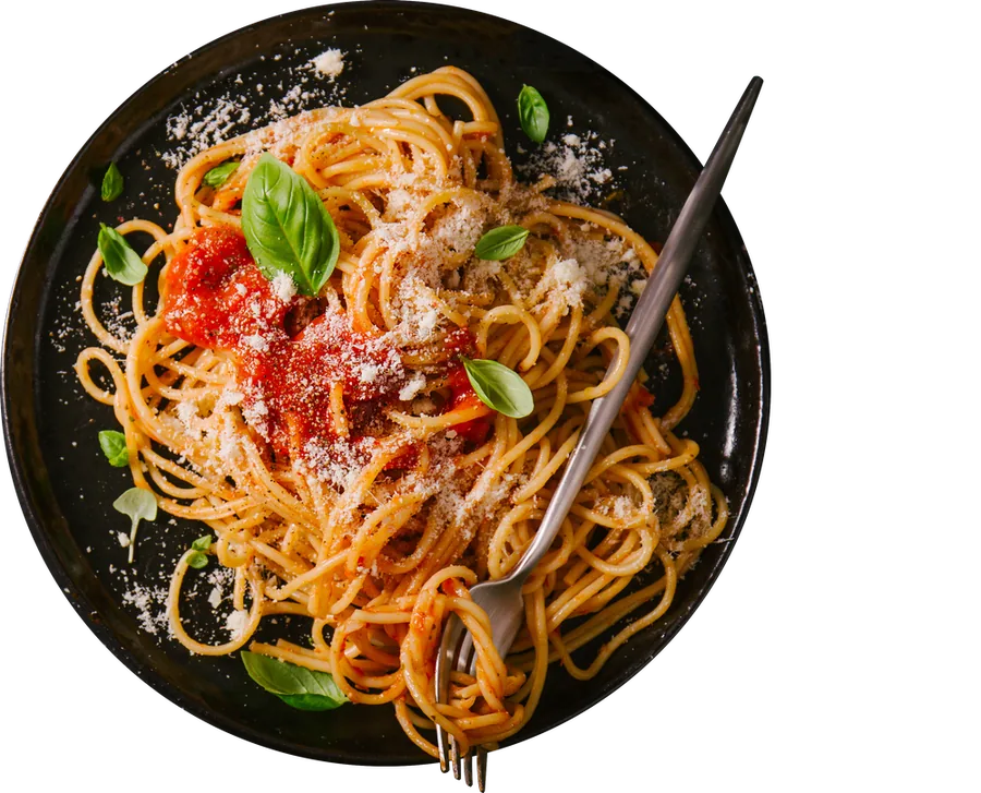 Teller Spaghetti mit Tomatensoße, Basilikum und Parmesan